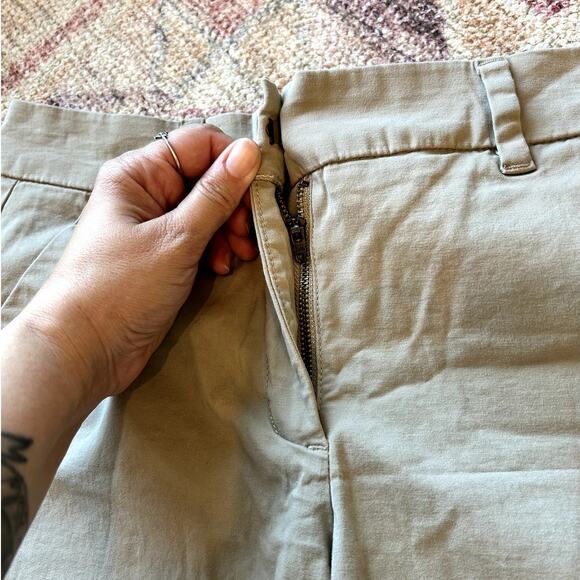 Tommy Hilfiger Women's Khaki Shorts Timeless Classic Preppy Casual Size 4 - Picture 3 of 12